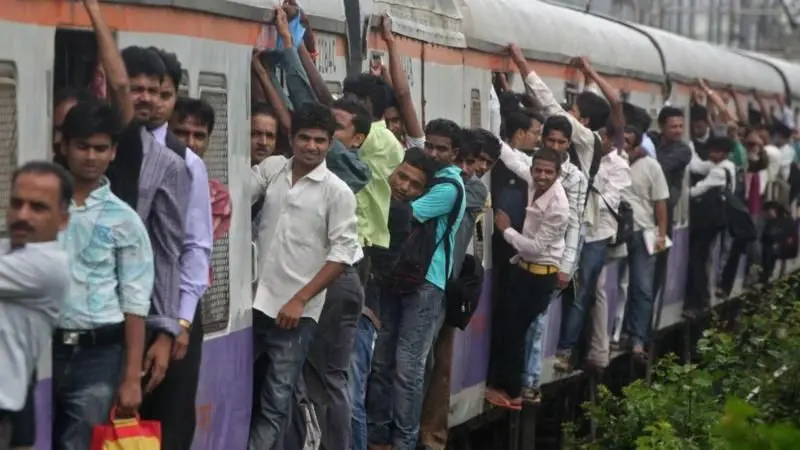 मुंबईतल्या लोकल ट्रेनला स्वयंचलित दरवाजे चालवल्यानं खरंच अपघाती मृत्यू थांबतील?