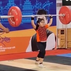  पुण्याची ६ वर्षांची ‘वंडर गर्ल’ — भारतातील सर्वात कमी वयाची वेटलिफ्टर!