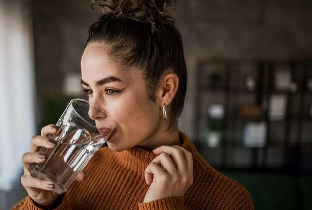  सकाळी पाणी पिण्याचे महत्त्व: योग्य वेळेत हायड्रेशन का गरजेचे आहे?