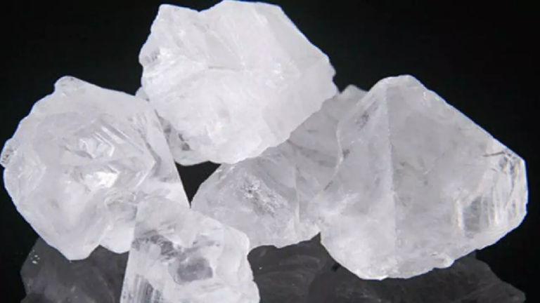 फिटकरीचे 5 सोपे आणि प्रभावी उपयोग: घरगुती उपायांनी मिळवा आराम