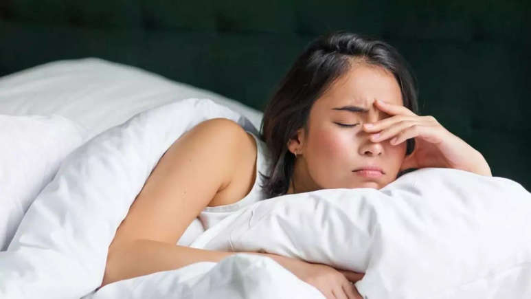 सहा तासांपेक्षा कमी झोप घेतल्यास शरीरावर काय परिणाम होतात?