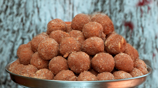 डिंकाचे लाडू — हिवाळ्यातील पौष्टिक, ऊर्जादायी आणि पारंपरिक आरोग्यदायी 