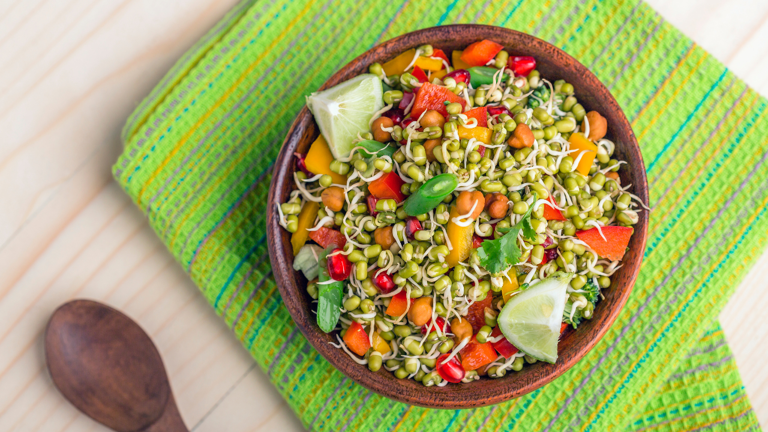 सकाळी अंकुरित कडधान्ये (Sprouts) खाल्ल्याने काय फायदे होतात?