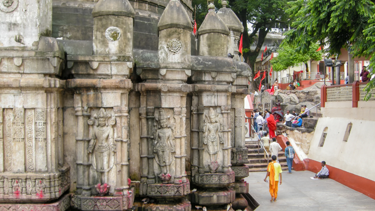 कामाख्या देवी मंदिर: शक्ती, सर्जन आणि दिव्य स्त्रीत्त्वाचे पवित्र केंद्र 