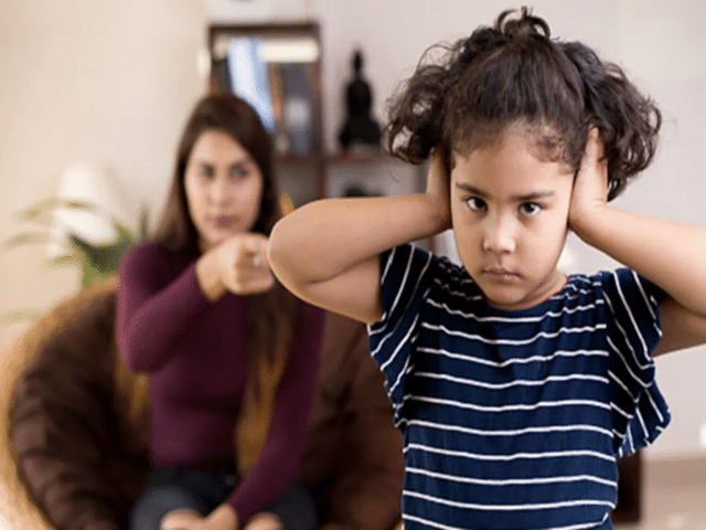 पालकांच्या या सवयींमुळे मुले हट्टी होतात; जाणून घ्या योग्य पालकत्वाचे मार्ग