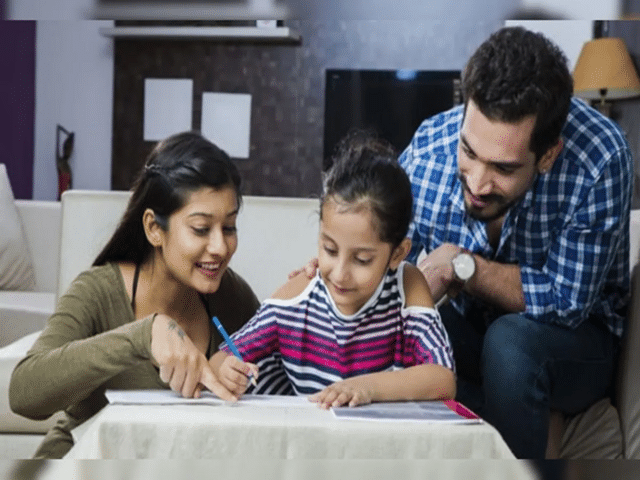 पॉझिटिव्ह पॅरेंटिंग म्हणजे काय? मुलांना यशस्वी आणि आत्मविश्वासू बनवण्यासाठी महत्त्वाच्या टिप्स 