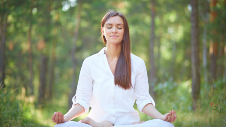 माइंडफुलनेस मेडिटेशन कसे करावे: शांत आणि एकाग्र मनासाठी सोपी पद्धत
