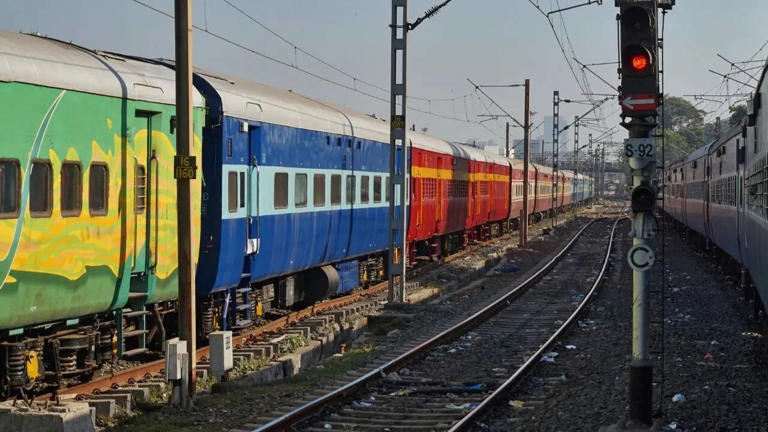  रेल्वेच्या डब्यांचे रंग सांगतात काय?