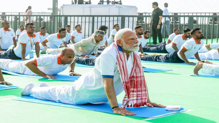कोलकात्यातून जगाला योगाचा संदेश; पंतप्रधान मोदींच्या नेतृत्वाखाली योग दिनाचा प्रेरणादायी उत्सव