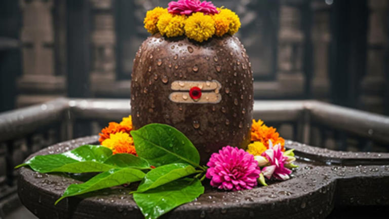 महादेवाच्या १० दिव्य प्रतीकांमागील गूढ अर्थ; प्रत्येक चिन्ह देते जीवन जगण्याचा अनमोल संदेश