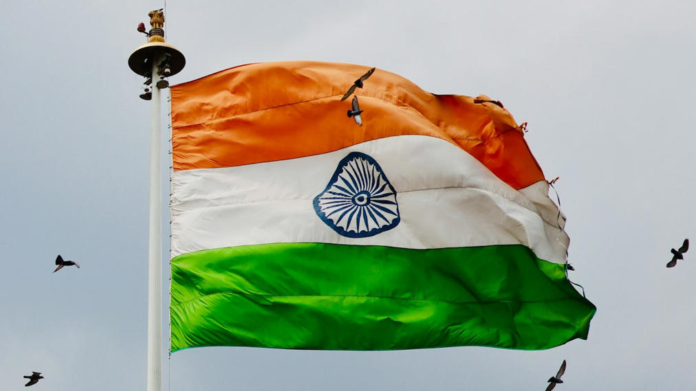 हर घर तिरंगा : राष्ट्रध्वज फडकवताना या १० महत्त्वाच्या नियमांचे पालन करा