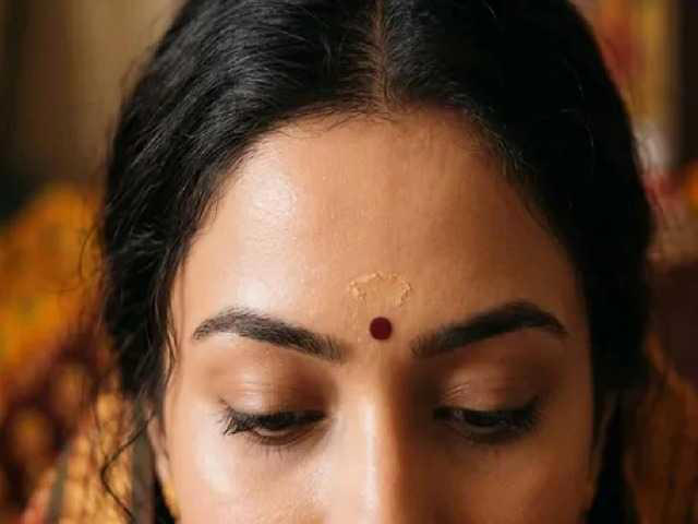 स्त्रीच्या कपाळाचा आकार सांगतो भाग्य? समुद्रिक शास्त्रातील पारंपरिक समजुती जाणून घ्या!
