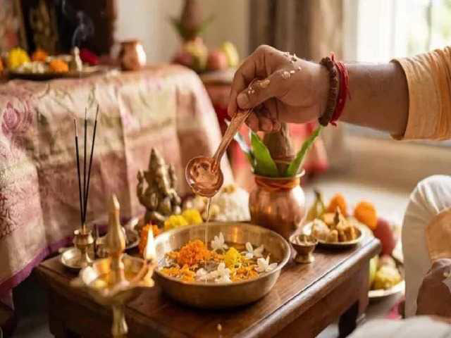 उजव्या हातानेच शुभ कार्य का केले जाते? जाणून घ्या भारतीय परंपरेमागील अर्थ!