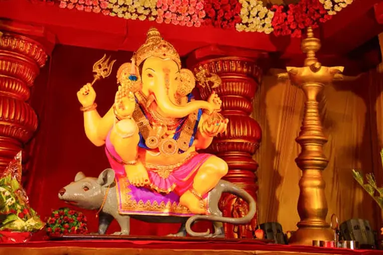 गणपती बाप्पांनी उंदरालाच का बनवले आपले वाहन? जाणून घ्या मूषकाच्या मागची रंजक कथा आणि त्याचा सुंदर संदेश! 