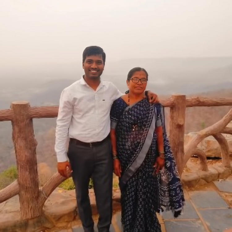 मुंबईच्या झोपडपट्टीतून IIT ते भारतीय वनसेवेपर्यंत… आईच्या संघर्षाला मुलाने दिली अभिमानाची सलामी! 
