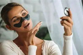 स्वयंपाकघरातील घटक वापरून ब्लॅकहेड्स दूर करण्यासाठी ५ प्रभावी DIY फेस मास्क