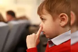  नाक कोरणे आणि बोळे खाण्याची सवय – खरंच किती घातक?