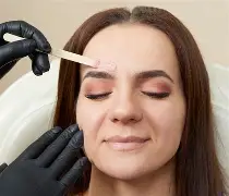 सुंदर दिसण्याच्या नादात होत असलेल्या 10 चुका – ज्या तुमच्या त्वचेचं नुकसान करतात! 