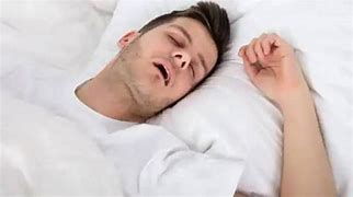रात्री झोपेत लाळ गळते? जाणून घ्या हे कशाचे लक्षण आहे
