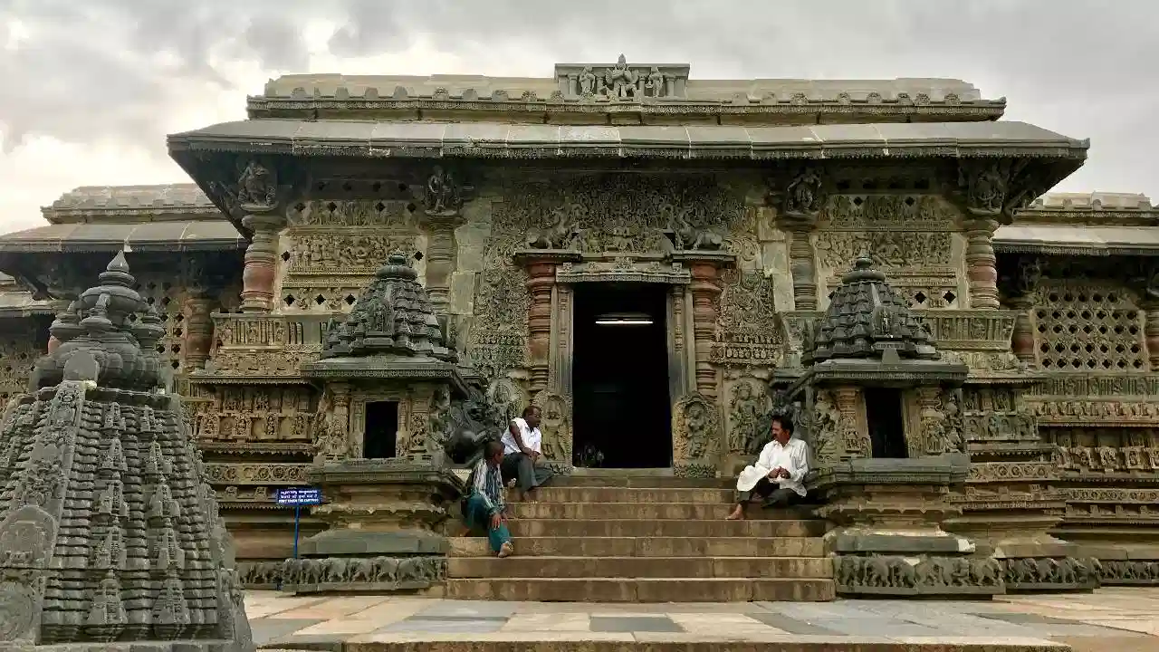 देवदर्शनानंतर मंदिराच्या  पायऱ्यांवर अथवा ओट्यावर थोडावेळ का  बसावे? 