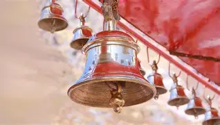 एक घंटा… आणि अंतर्मनाचा स्पर्श — मंदिरात प्रवेश करताना घंटा वाजवण्यामागचं अर्थपूर्ण तत्त्वज्ञान