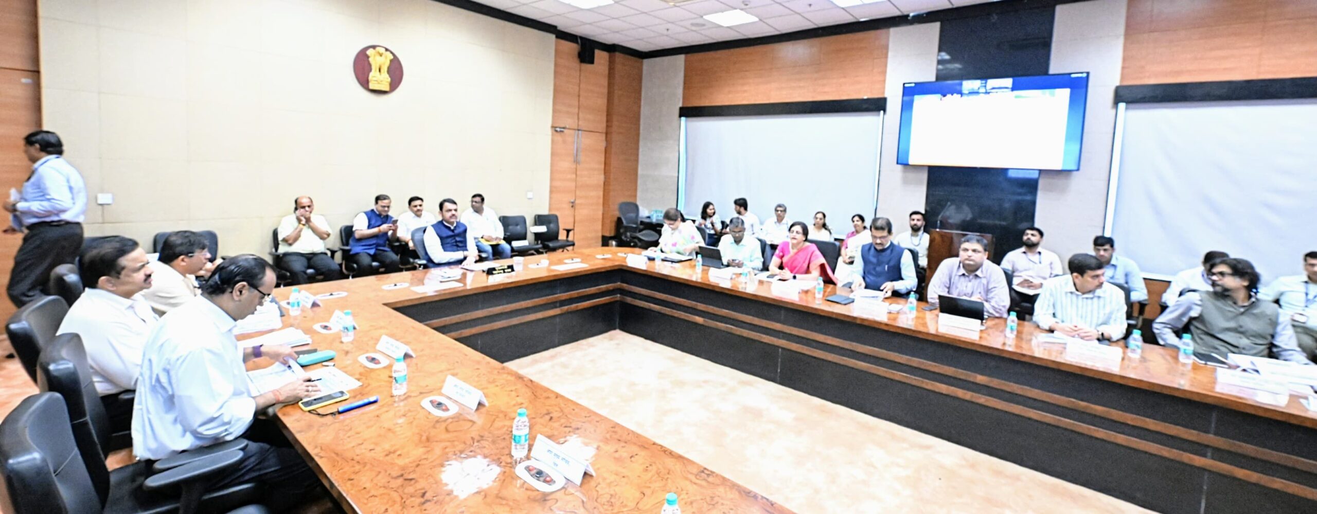 प्रकल्पांची कामे निर्धारित वेळेत पूर्ण करण्यास प्राधान्य द्या : मुख्यमंत्री देवेंद्र फडणवीस