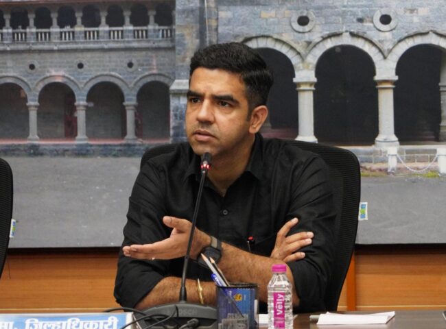 नाशिकचे जिल्हाधिकारी चक्क रिक्षाने कार्यालयात .... 