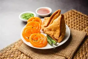 समोसा जिलेबी भारतात कसा आला?