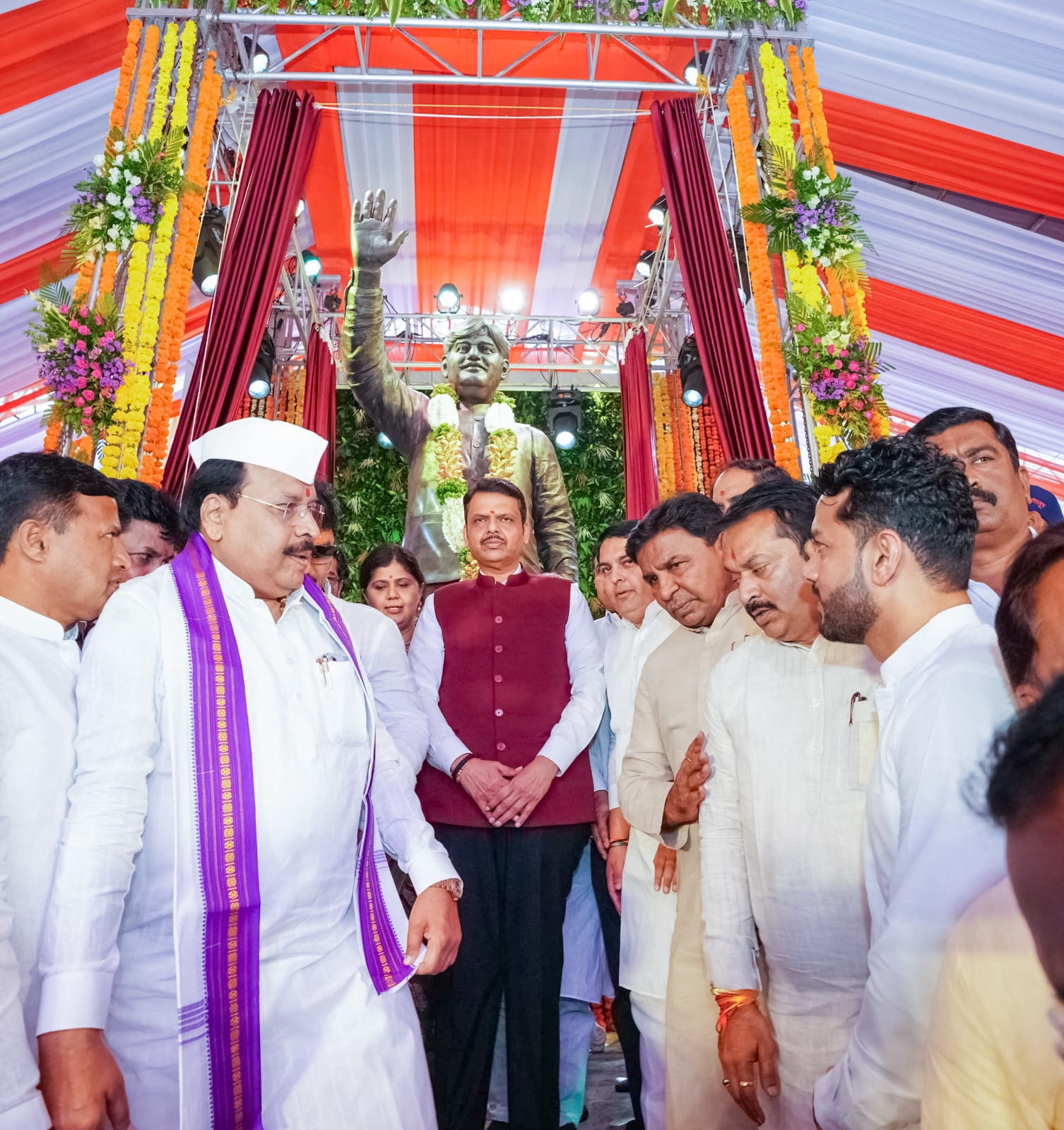 कार्यकर्त्यापासून केंद्रीय मंत्रीपर्यंतचा प्रवास - लातूरमध्ये लोकनेते स्व. गोपीनाथराव मुंडे यांच्या पुतळ्याचे अनावरण