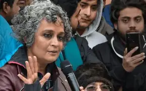 अरुंधती रॉय : संघर्ष, लेखन आणि मानवाधिकारांचा निर्भीड आवाज