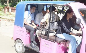 शासकीय वाहन असतानाही ‘पिंक ई-रिक्षा’तून कार्यालयात; जिल्हाधिकारी जलज शर्मा यांचा पर्यावरणपूरक उपक्रम!