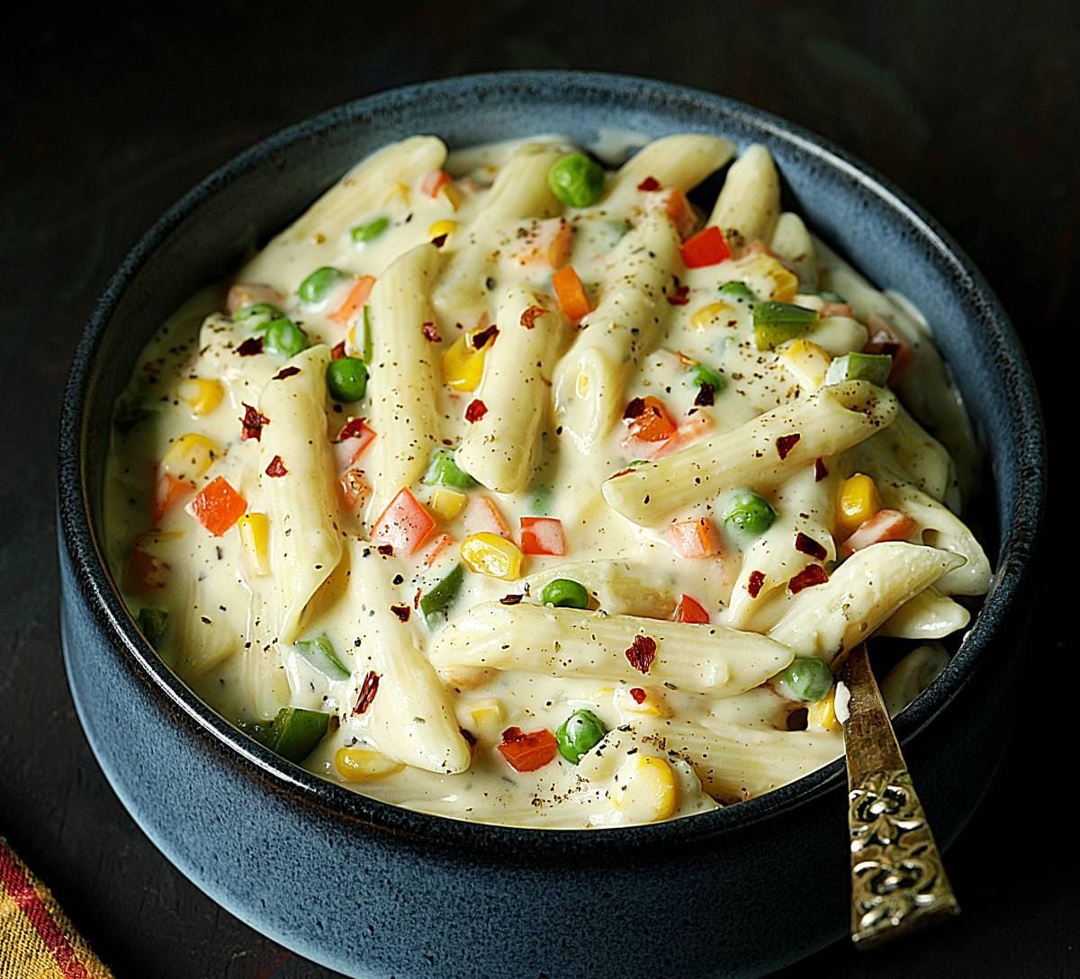 क्रीमी व्हाईट सॉस पास्ता  — फक्त १० मिनिटांत कॅफे-स्टाईल पास्ता घरच्या घरी!