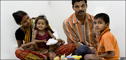 “१८ वर्षांचे वय – अमेरिकेत स्वातंत्र्याची पायरी, तर भारतात कुटुंबाची नाळ”