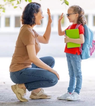 आजचे बालपण: यशाच्या शर्यतीत हरवणारे निरागसपण