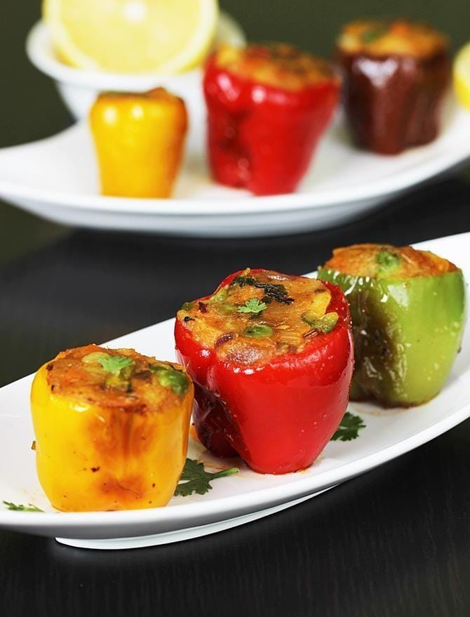 स्वादिष्ट आणि पौष्टिक डिश --Stuffed Capsicum (Bharwa Shimla Mirch)