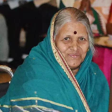 त्यागातून उमललेले मातृत्व : अनाथांच्या आयुष्यात मायेचा दीप बनलेल्या सिंधुताई सपकाळ