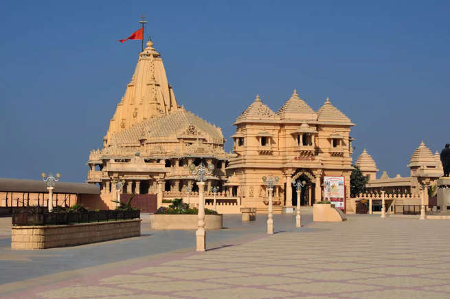 भारतातील प्रसिद्ध मंदिरांचे वैभव – आस्था, इतिहास आणि स्थापत्यशैलीचा संगम