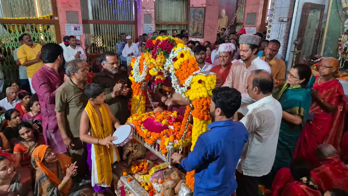 सोलापूर :   अक्कलकोट श्री स्वामी समर्थ महाराजांच्या प्रकटदिन सोहळ्यानिमित्त  भाविकांची गर्दी 