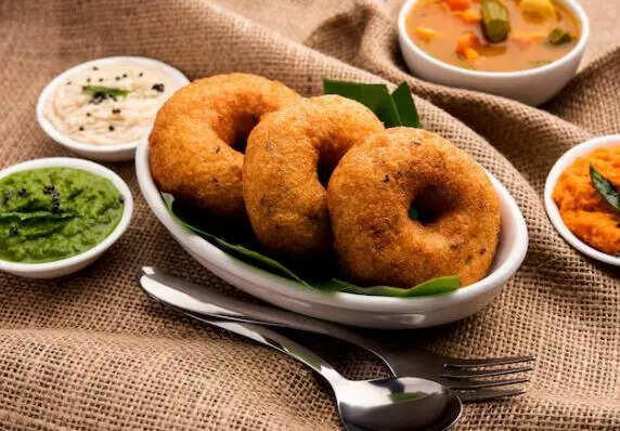  दक्षिण भारतीय स्वाद – खमंग, कुरकुरीत मेदूवडा घरच्या घरी तयार करा 