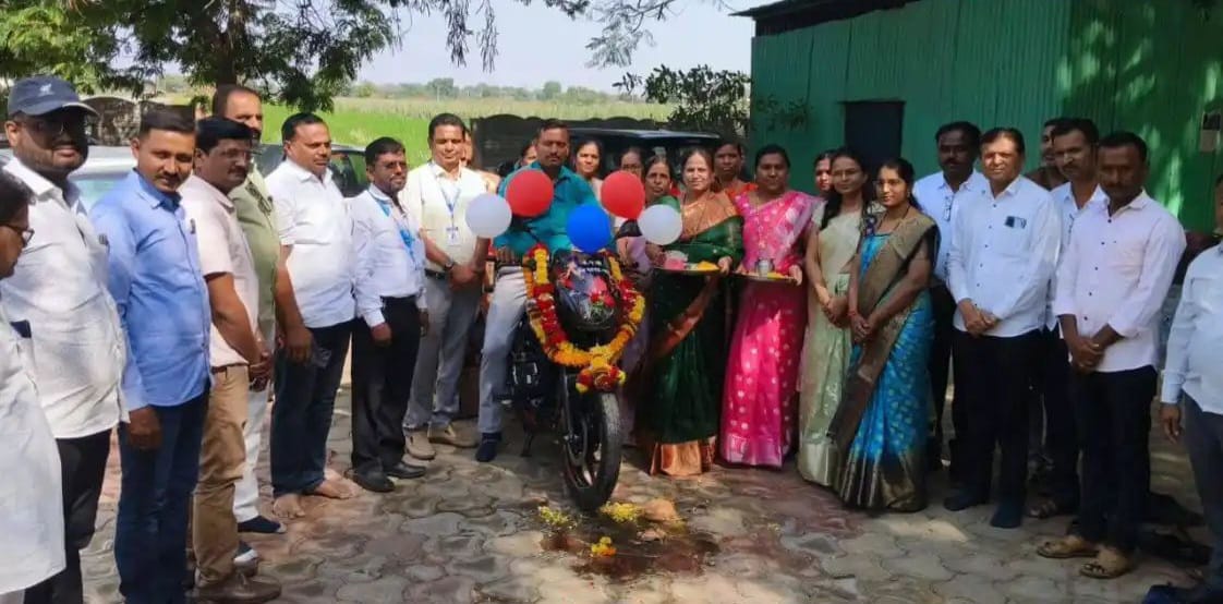 20  विद्यार्थी नवोदय विद्यालयात अन शिक्षकाला दिली पल्सर गाडीची  भेट ... 