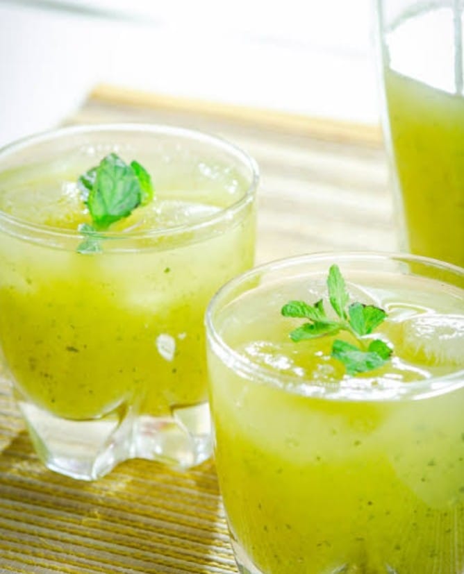 उन्हाळ्यात प्या अशी नैसर्गिक सरबते : आंबा पुदिना सरबत