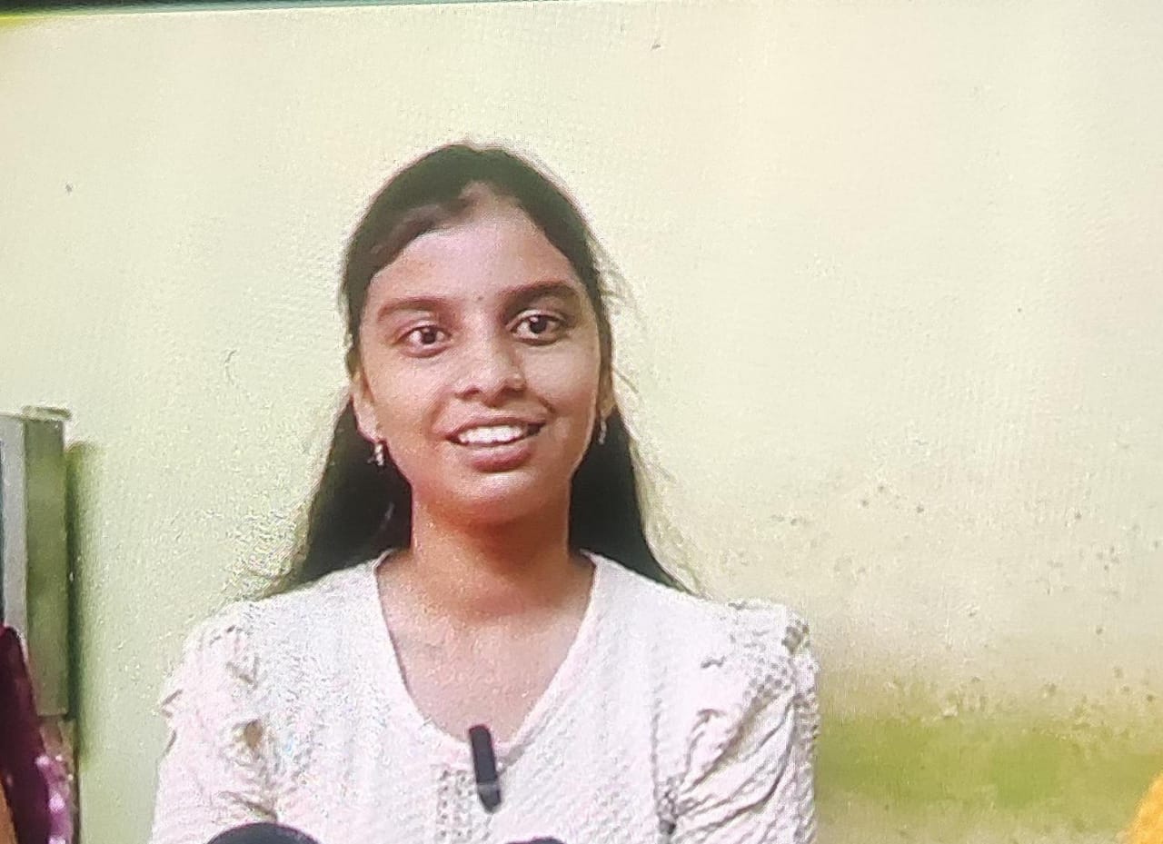 छ. संभाजीनगर : दहा बाय दहाच्या खोलीत राहणाऱ्या दिपालीने मिळवले 100 पैकी 100 गुण