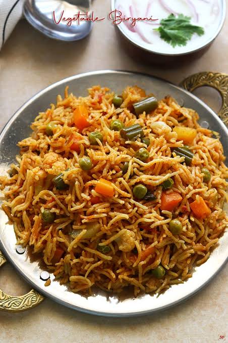 घरच्या घरी रेस्टॉरंट-स्टाईल व्हेज बिर्याणी रेसिपी – सुगंधित आणि चविष्ट!