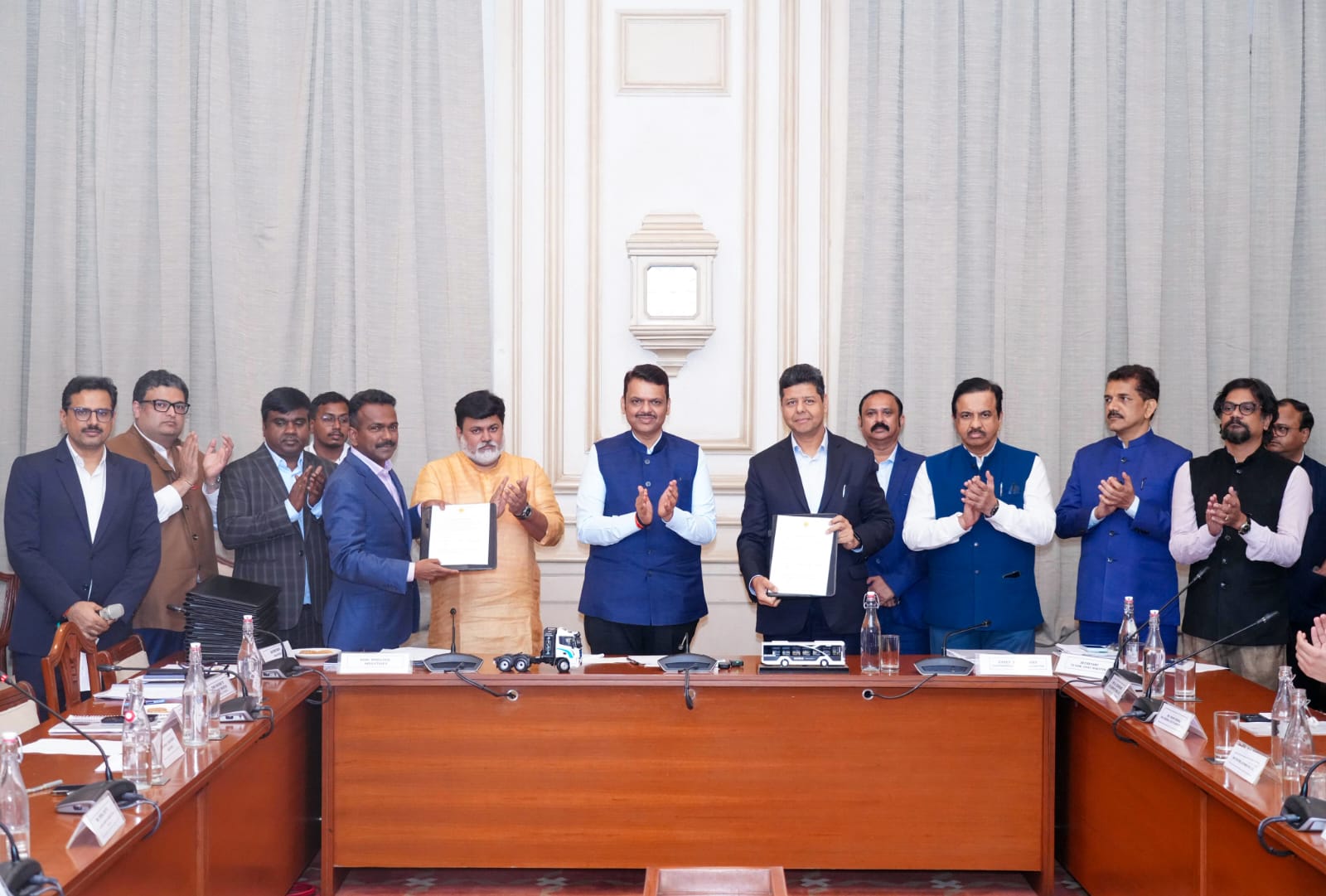 महाराष्ट्रात गुंतवणुकीचा ओघ सुरुच: 17 सामंजस्य करार, सुमारे ₹34,000 कोटींची गुंतवणूक आणि जवळपास 33,000 रोजगार संधी!