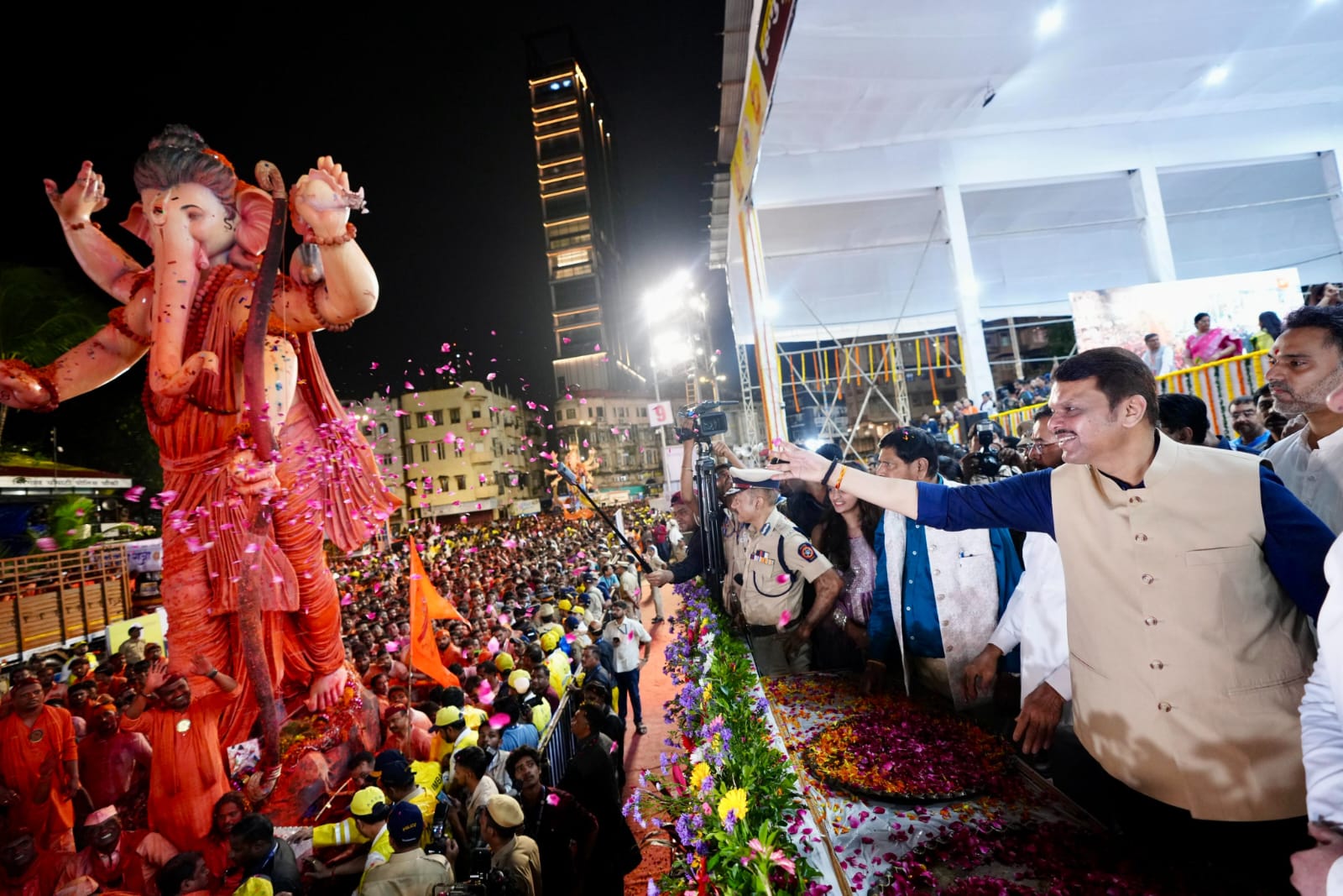 'गणपती बाप्पा मोरया'च्या जयघोषात गिरगाव चौपाटीवर मुख्यमंत्री देवेंद्र फडणवीस यांच्याकडून गणेशमूर्तींवर पुष्पवृष्टी!