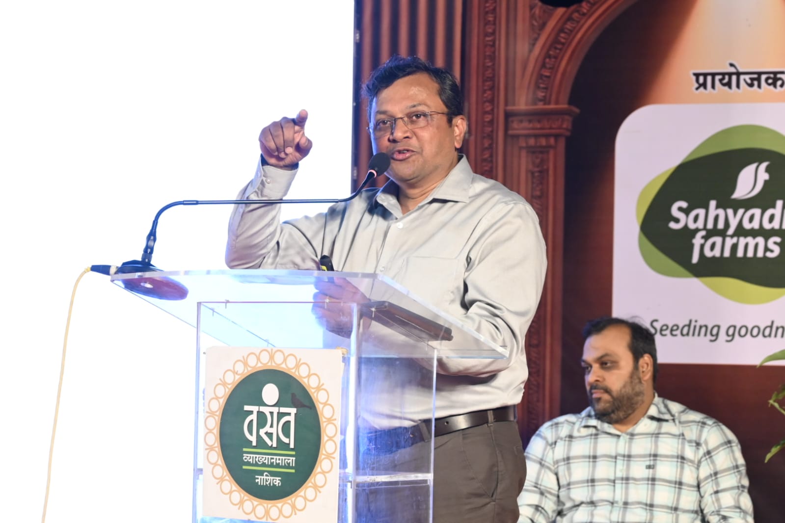 सतत कार्यमग्नता हा युरोपियन माणसाकडून शिकण्यासारखा गुण : अजित रानडे 