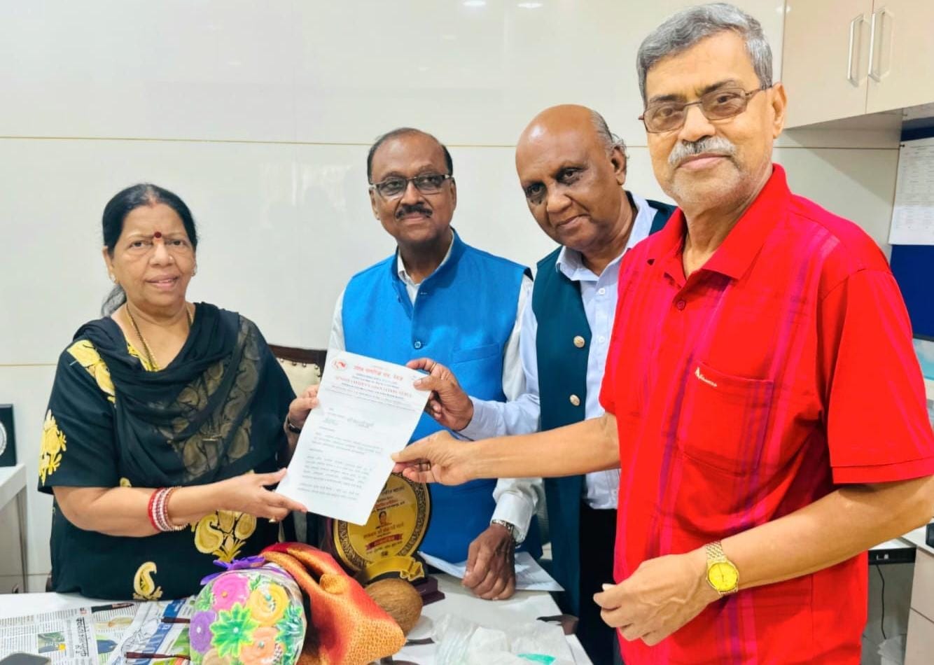 ज्येष्ठ नागरिकांच्या हक्कांसाठी पुढाकार! ३,००० रुपयांच्या भत्त्यासह ११ मागण्यांचा मुख्यमंत्री स्तरावर पाठपुरावा करणार – आमदार मंदाताई म्हात्रे