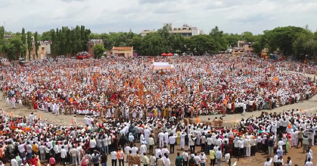 अकलूजमध्ये जगद्गुरु संत तुकाराम महाराज पालखी सोहळ्याचे भव्य रिंगण; 'ज्ञानोबा-तुकाराम'च्या जयघोषाने परिसर दुमदुमला