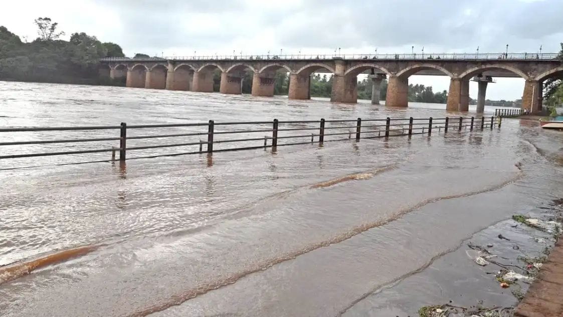 कोयना धरणातील पाण्याच्या विसर्गामुळे सांगलीच्या वेशीवर पूर, नागरिक स्थलांतराच्या तयारीत!