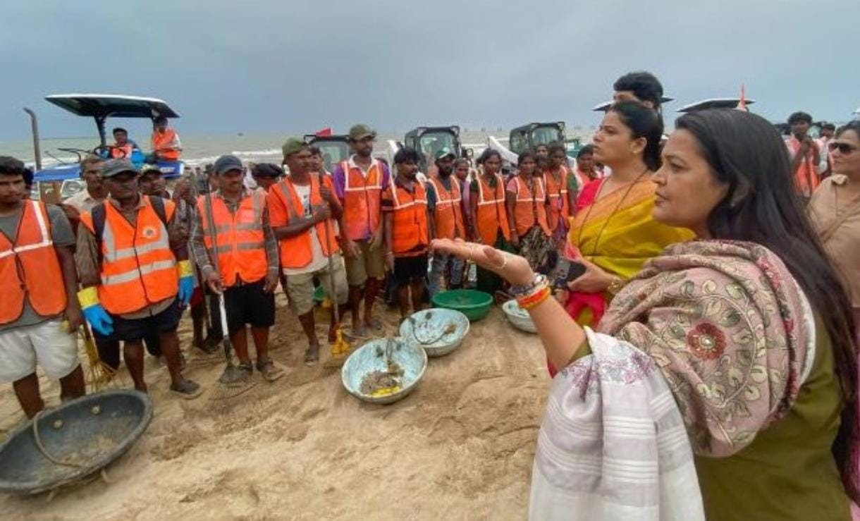 मुंबईच्या महापौर रितू तावडे यांनी केली जुहू समुद्र किनाऱ्याची पाहणी; स्वच्छता मोहिमेचा प्रत्यक्ष घेतला आढावा